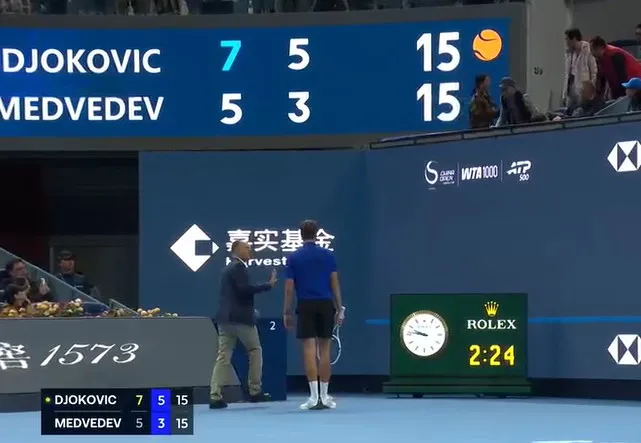 Medvedev pogodio gledaoca u oko Sangaj