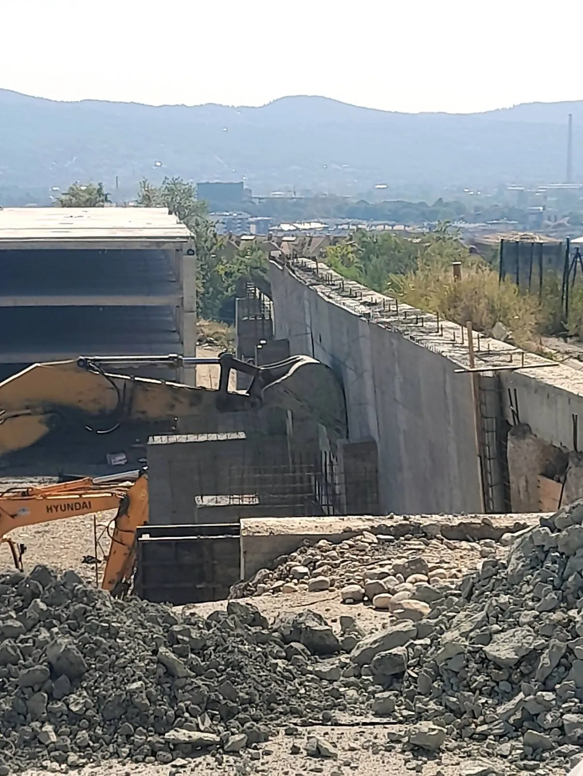 ukc garaza bager potporni zid