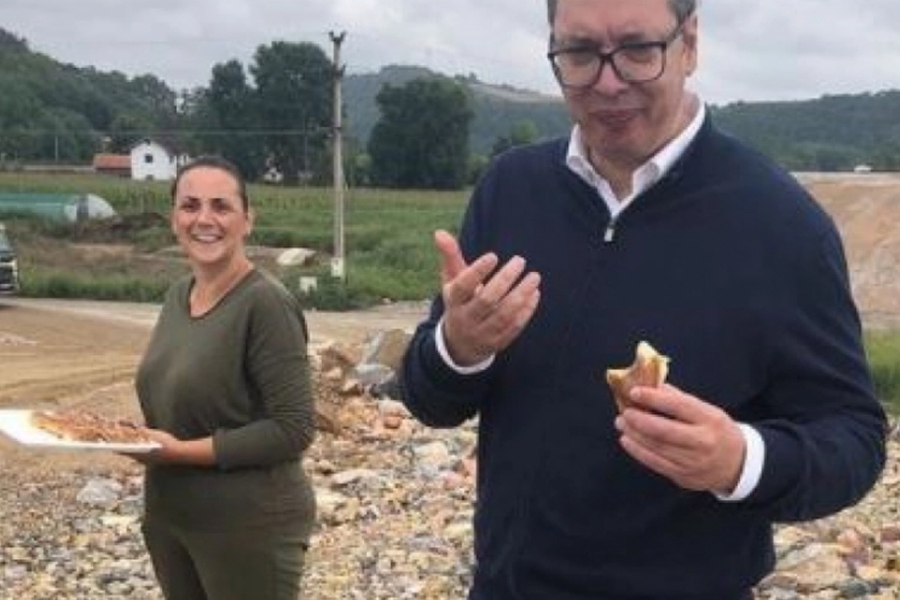SLAĐANA POČASTILA VUČIĆA KOLAČIMA