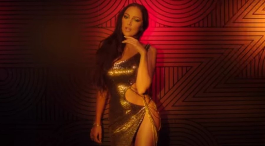 ALEKSANDRA SVA U LANCIMA ZA ROĐENDAN SVOG MUŽA Objavila spot sa Leksingtonom, Bojan i ona nikad provokativniji!