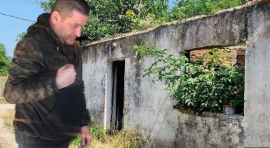 KOMŠIJE SREĐUJU KUĆU BAJE MALOG KNINDŽE! OSTALI SU BEZ PROZORA I KROVA NAS GLAVOM, A SADA PJEVAČ KONAČNO MOŽE DA SE VRATI U RODNI KRAJ!