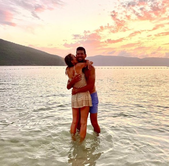 U OVAKVOM IZDANJU IH JOŠ NISTE VIDJELI Evo šta Jelena i Novak rade na moru, ne skidaju osmijeh sa lica (FOTO)