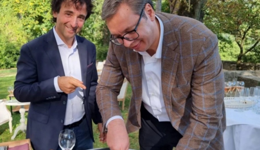 DOMAĆINSKI! VUČIĆ SPREMA VEČERU (FOTO)