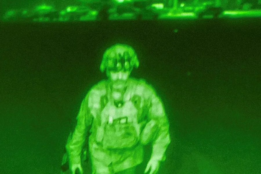 OBJAVLJENA FOTOGRAFIJA KAKO POSLJEDNJI AMERIČKI VOJNIK NAPUŠTA AVGANISTAN