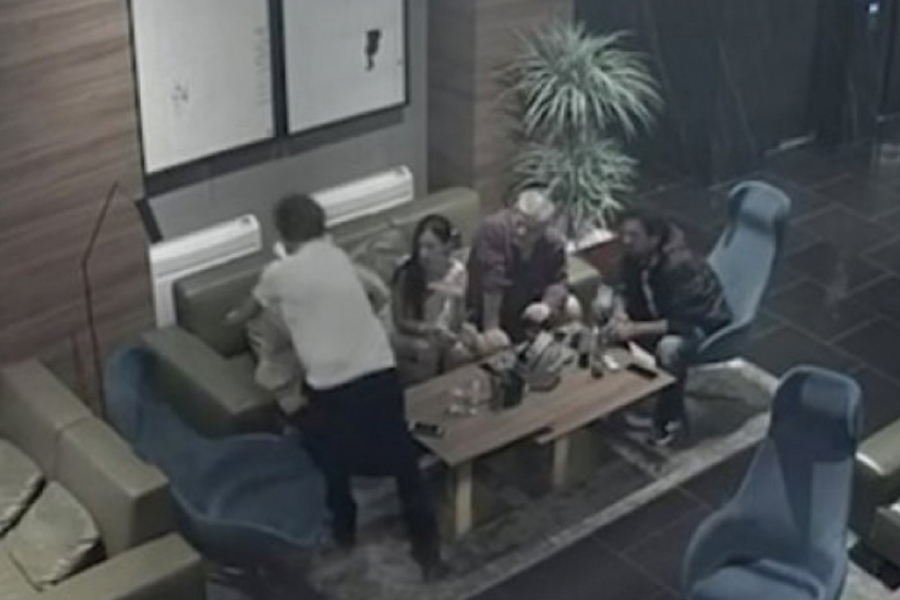 SNIMAK BRUTALNOG PREBIJANJA Gaga Antonijević leži, Dragan Bjelogrlić mu prilazi sa leđa i počinje mučki da ga udara  (VIDEO)