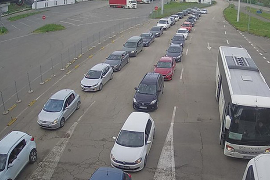 POJAČAN SAOBRAĆAJ NA ULASKU U BiH: Zadržavanja u koloni oko pola sata