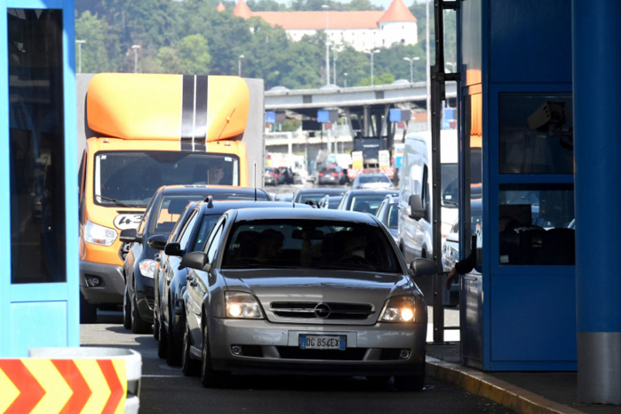 DRAMA NA GRANIČNOM PRELAZU STARA GRADIŠKA Drvene tablice stavio na vozilo i pokušao ući u BiH, nalijepio papir sa napisanom registracijskom oznakom