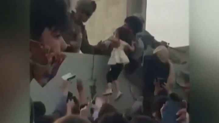 Majke na aerodromu u Kabulu bacaju djecu preko bodljikave žice, vojnici plaču (VIDEO)
