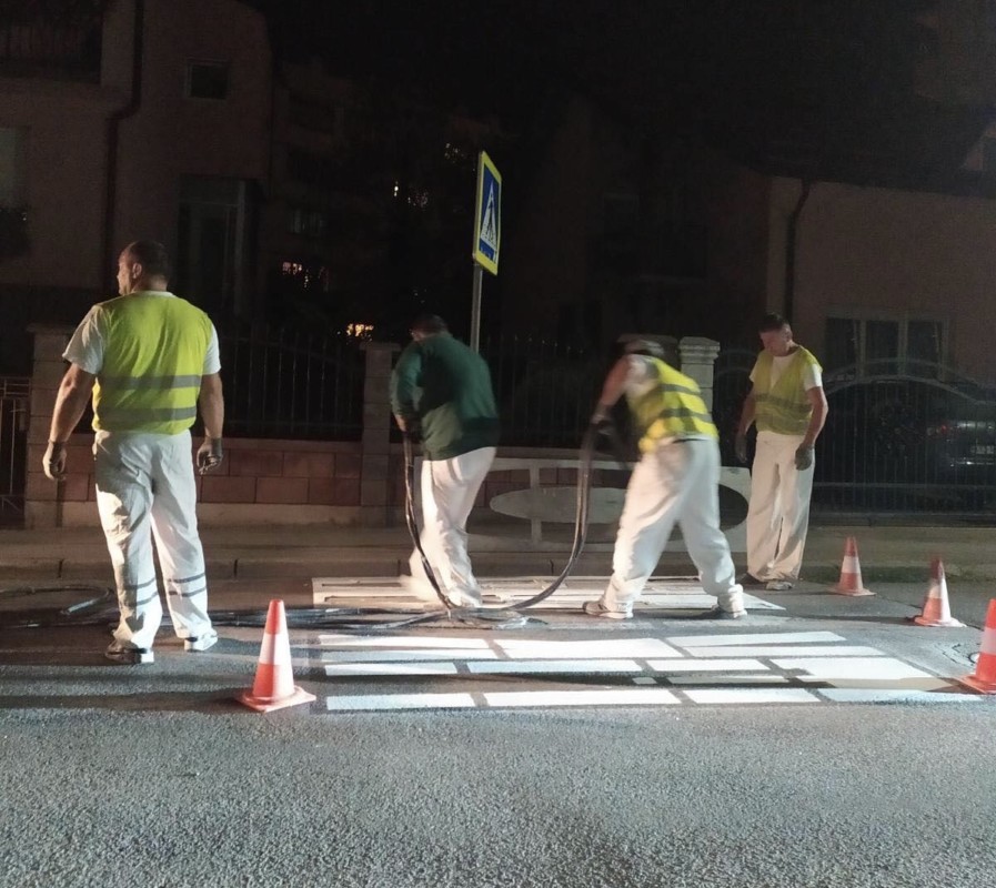 ZBOG MANJIH GUŽVI: Iscrtavanje horizontalne signalizacije noću u Banjaluci