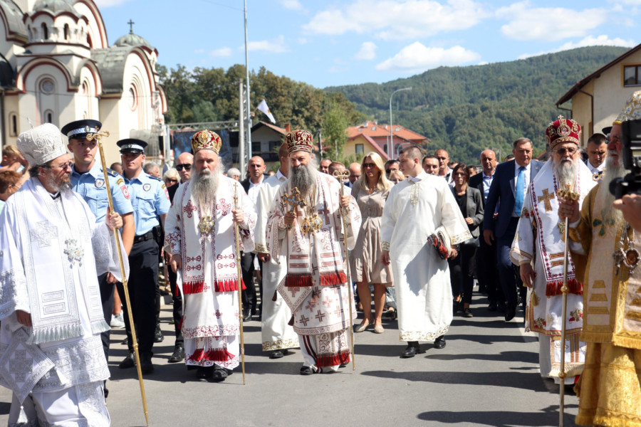 DOBOJ: Krenula litija koju predvodi patrijarh