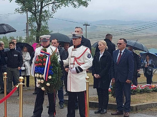 U STRIČIĆIMA POLOŽENI VIJENCI NA SPOMENIK POGINULIM BORCIMA