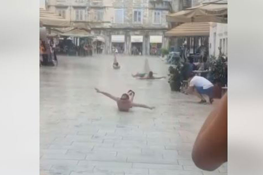 NOVA OLIMPIJSKA DISCIPLINA U SPLITU. Mladići plivali na kišom okupanoj pjaci (VIDEO)