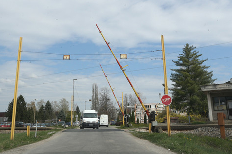 BANJALUČANIN POVRIJEĐEN U MJESTU LJEB! Pogledajte sudar voza i pasata kod Doboja (VIDEO)