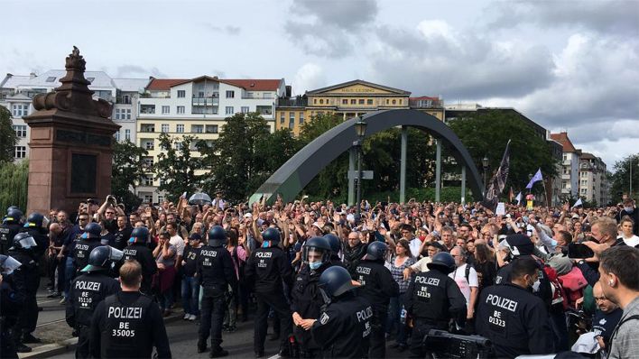 DESETINE KRIVIČNIH DJELA NA PROTESTIMA U LAJPCIGU, pet policajaca povrijeđeno!