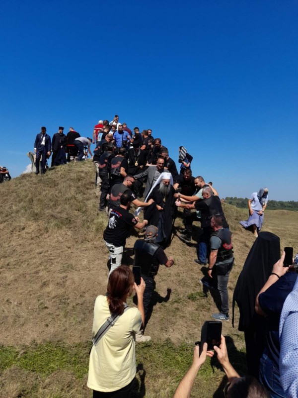 BAJKERI SRPSKE, SRBIJE I CRNE GORE napavili špalir u čast patrijarha Porfirija