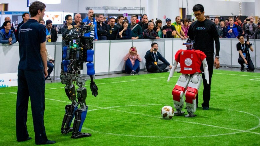 MOGU LI ROBOTI koji igraju fudbal pobijediti pobjednike Svjetskog prvenstva do 2050. godine?