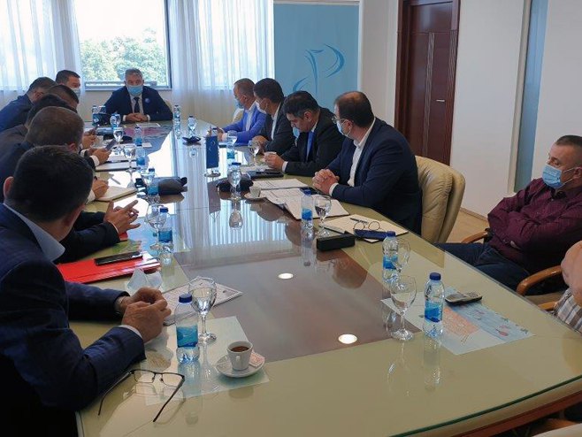 ŠERANIĆ SA DIREKTORIMA BOLNICA: Insinuacije o kiseoniku neistinite!