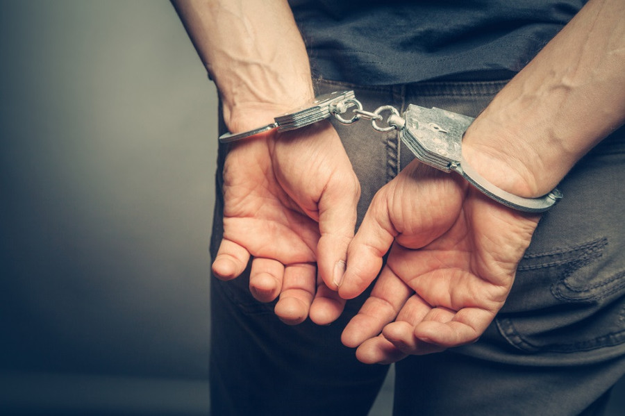 UHAPŠEN MUŠKARAC, polno uznemiravao maloljetnicu pa joj bacio "molotovljev koktel" ispred kuće