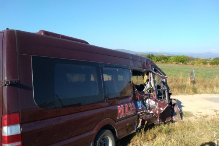 TRINAEST POVRIJEĐENIH u sudaru voza i mini-busa