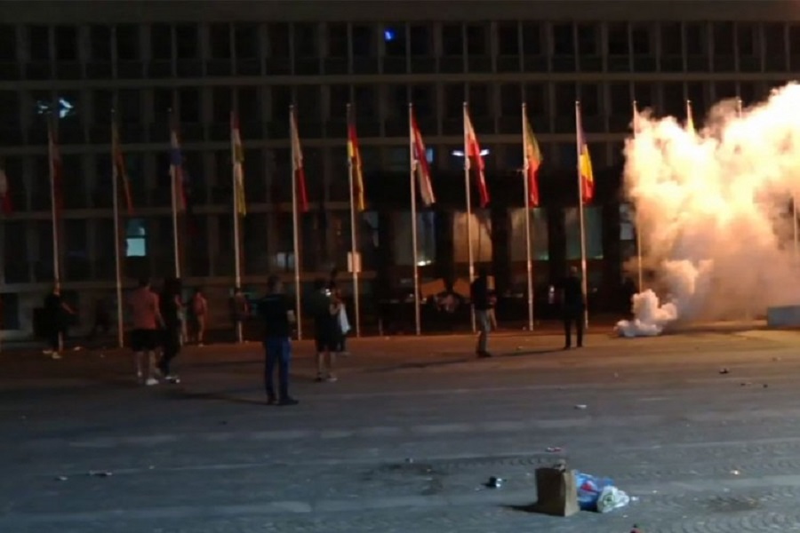 PROTESTI U SLOVENIJI Demonstranti bacaju baklje na zgradu parlamenta