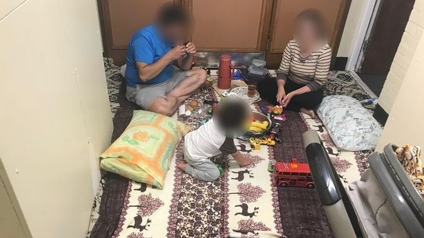 PORODICA PRISILJENA DA ŽIVI U HODNIKU BLOKA, dok ostali stanari žive sa mrtvim pticama, trulim smećem i insektima
