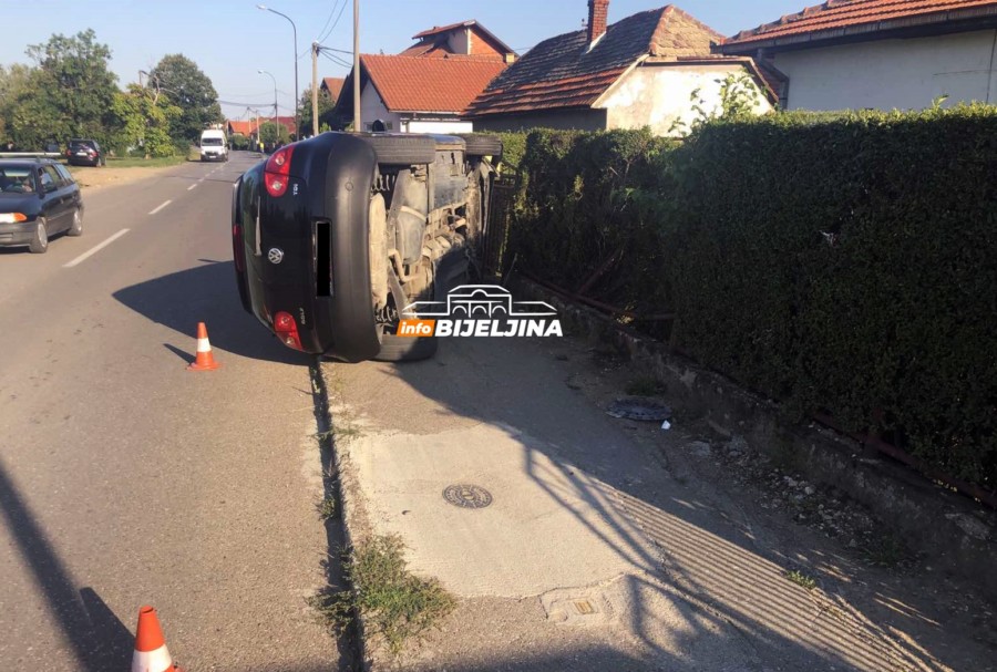 BIJELJINA: Početnik se uključivao na glavnu ulicu, pa prevrnuo auto "na bok"