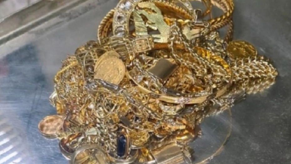USPJEŠNA ZAJEDNIČKA AKCIJA CARINE I POLICIJE Spriječen pokušaj krijumčarenja više od kilogram zlatnog nakita