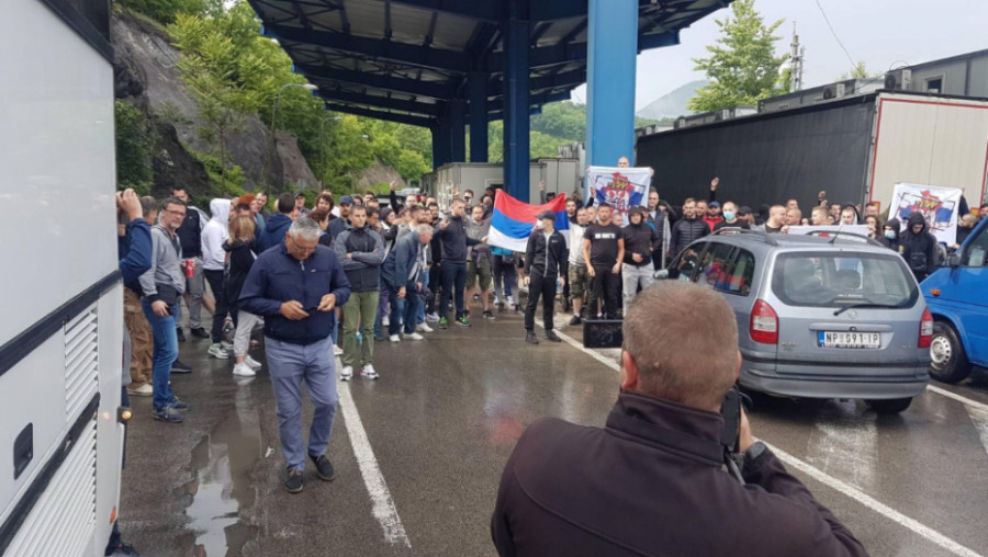 SRBI BIJESNI ZBOG PROVOKACIJE PRIŠTINE Vozilima krenuli na Jarinje i Brnjak!