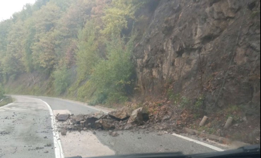 STANJE NA PUTEVIMA Vozači, oprez: Povećana opasnost od odrona