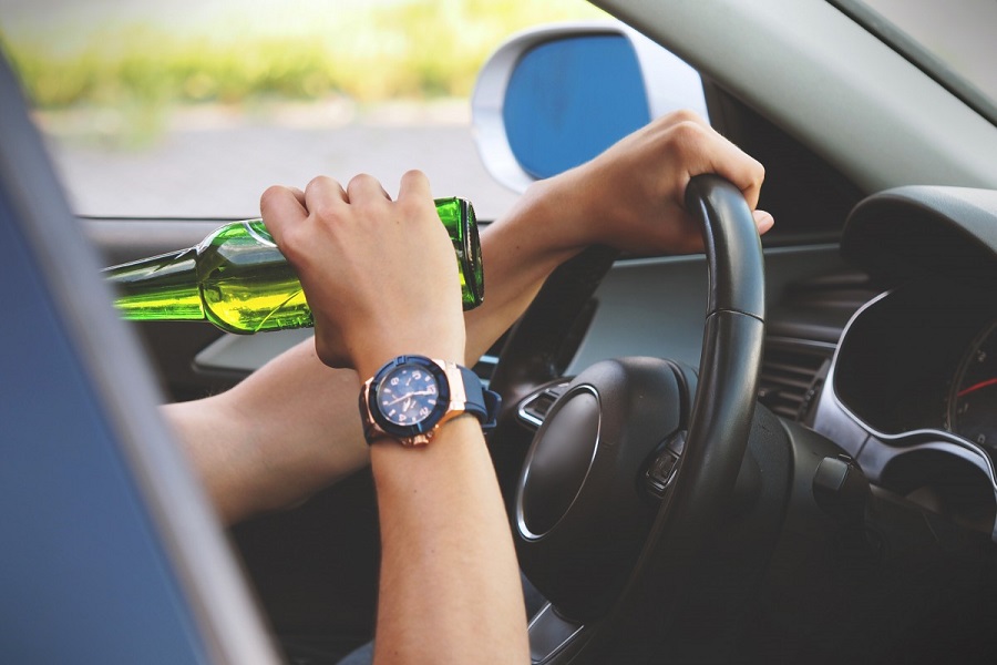 PIJAN SJEO U AUTO SA DJETETOM: Muškarac (41) isključen iz saobraćaja!