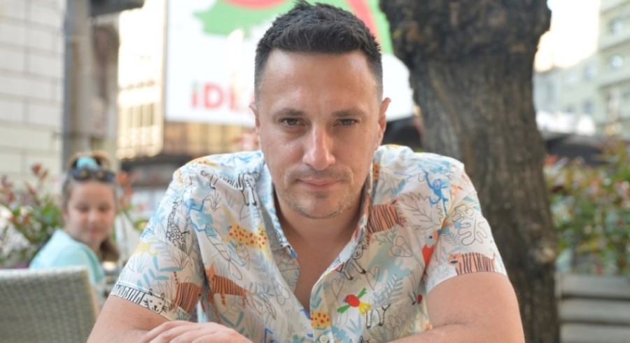 MAJKA NIJE IMALA PARA DA MI KUPI DUKS Andrija Milošević progovorio o teškom djetinjstvu i velikom siromaštvu, čuvao je i ovce da se prehrani