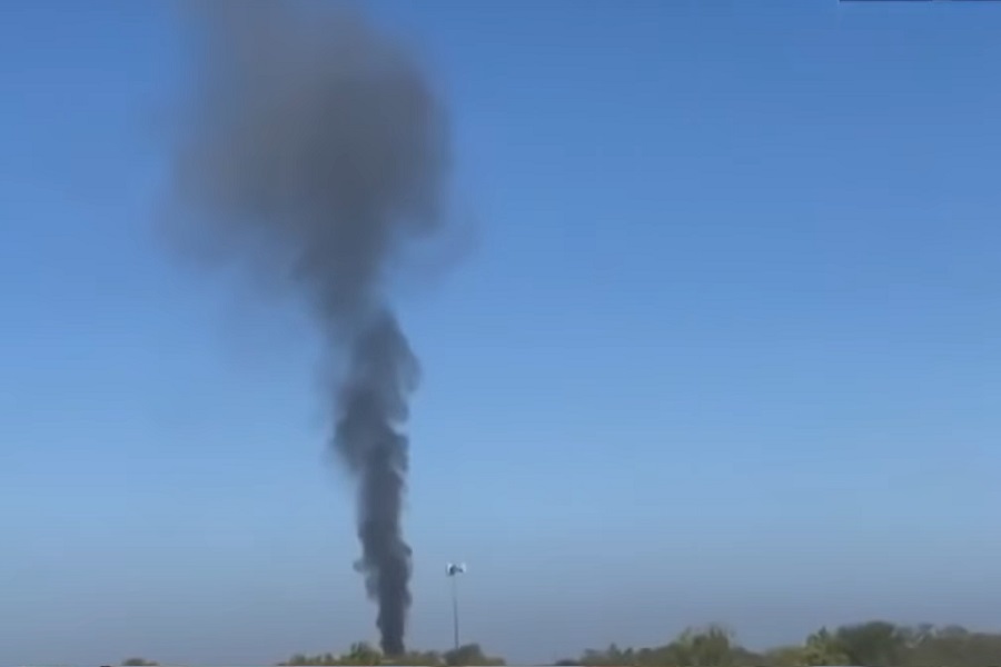 VOJNI AVION se srušio u Teksasu! (VIDEO)