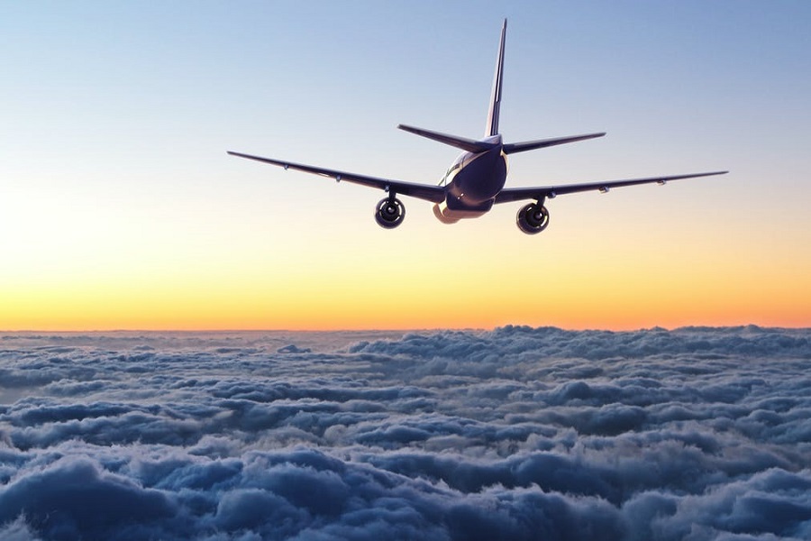 Zalutalim metkom pogođen avion u letu