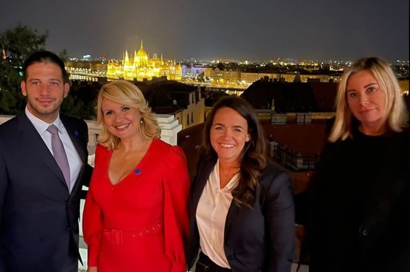 NIKAD LJEPŠA Darija Kisić blistala u crvenoj haljini, a grli je srpski ministar!