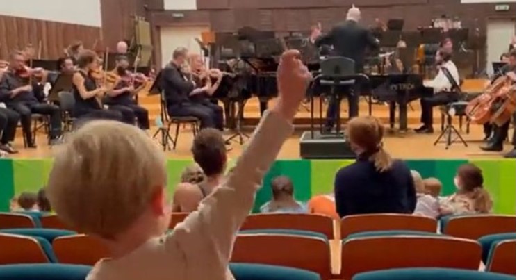 DJEČAK IZ PUBLIKE DIRIGOVAO Beogradskom filharmonijom, mališani uživali u muzici