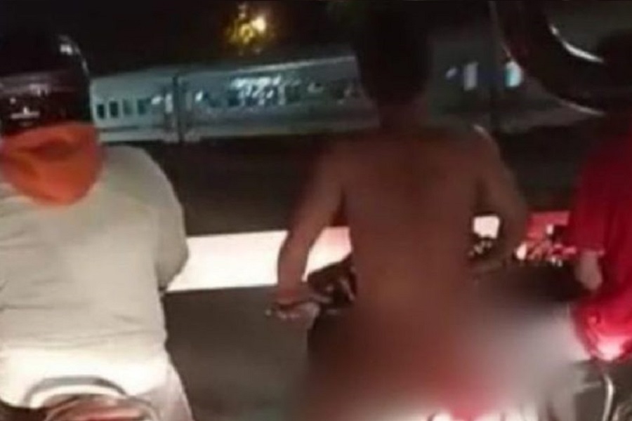 ISTOČNA JAVA: Policija u potjeri za golim motociklistom! (VIDEO)