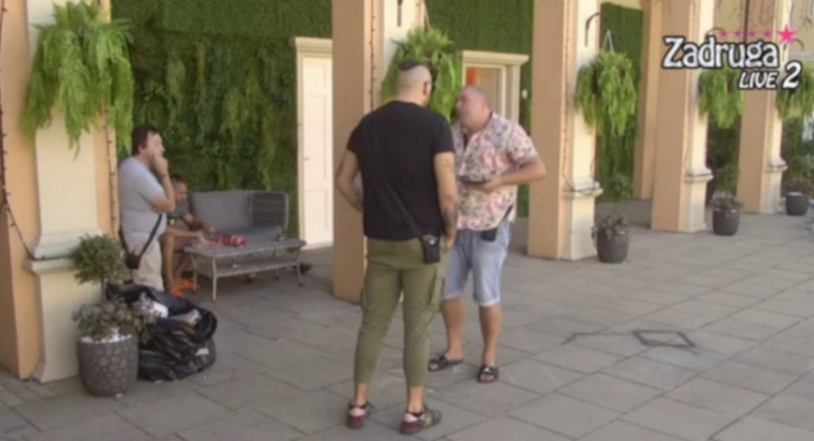 MIKI BACIO TANJIR, PA SKOCIO NA CARA Ti, lažni prijateju, ko ti je rekao da hoću da se družim s tobom!