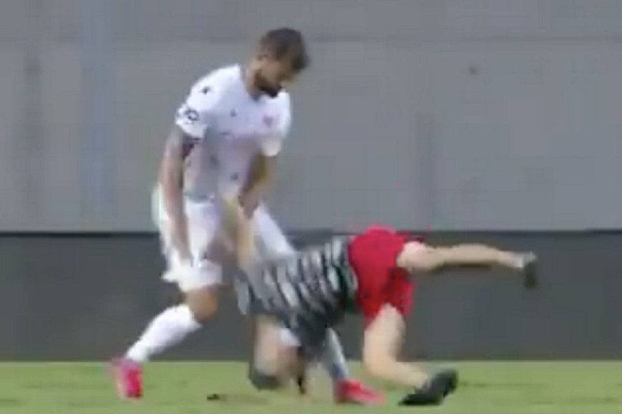 FUDBALER DOBIO CRVENI KARTON zbog brutalnog starta nad navijačem! (VIDEO)
