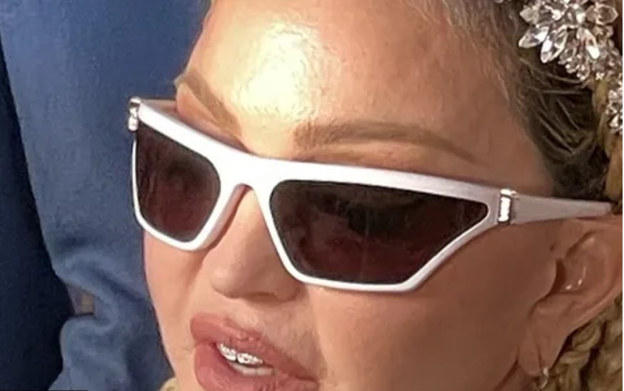 NOSILA JE KRUNU SA NATPISOM JE*I SE, Madonin novi izgled zgrozio fanove