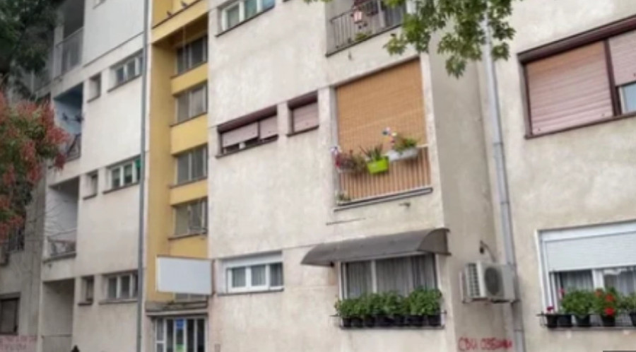 U STANU NESTALE PORODICE ĐOKIĆ NEMA NIŠTA! Po drugi put policija izvršila detaljan pregled, ispred zgrade stoje uplakani rođaci