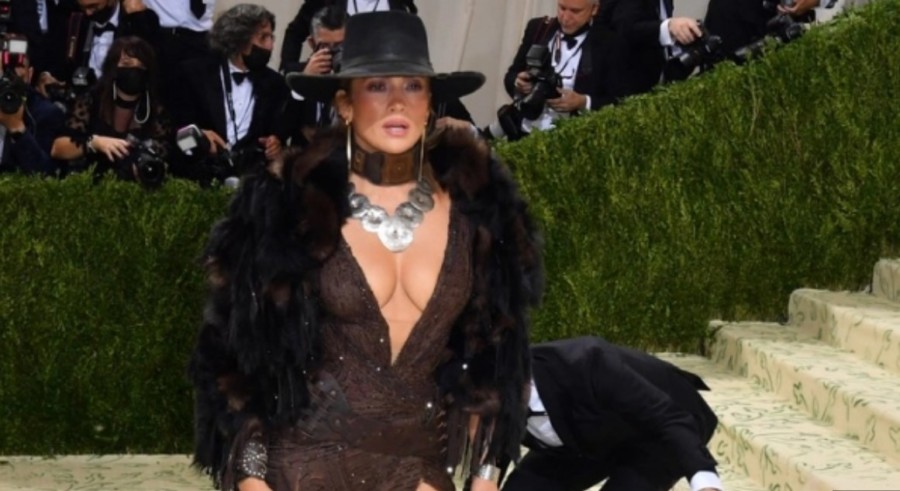 KAUBOJKA DŽENIFER LOPEZ ZVIJEZDA MET GALA U Njujorku sinoć održan modni spektakl! (FOTO)