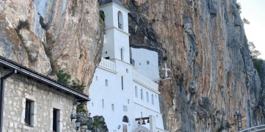 UŽASNE SCENE KOD MANASTIRA OSTROG Ljudi vršili nuždu i bacali smeće ispred svetinje