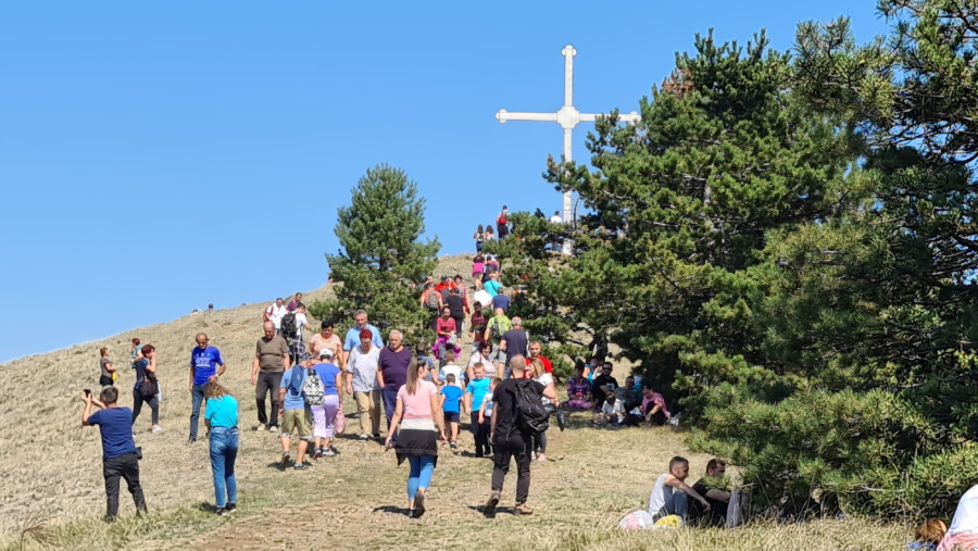 BRANJE TRAVE IVE na Ozrenu okupilo stotine građana