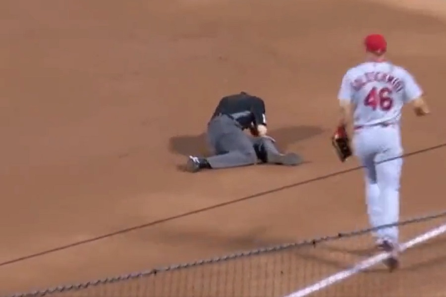 SUDIJA NASTRADAO u toku baseball meča! (VIDEO)