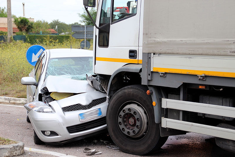 ČETIRI LICA POVRIJEĐENA u sudaru kamiona i automobila