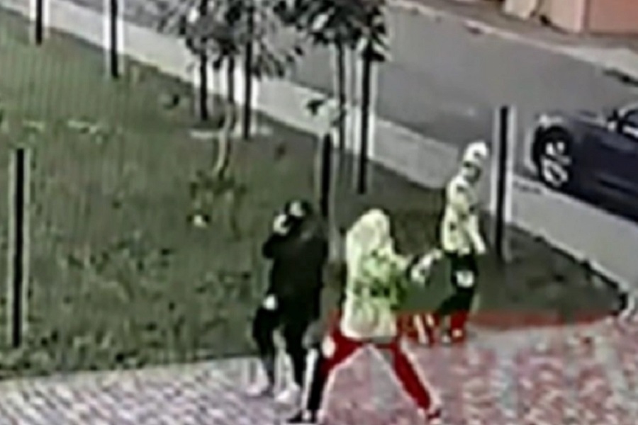 KAMERE SVE SNIMILE, Dva maloljetnika bez razloga izboli ženu nožem (UZNEMIRUJUĆI VIDEO)