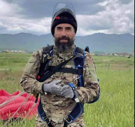 VLADIKO, SOKOLE! Episkop Metodije skakao padobranom na Kapinom polju