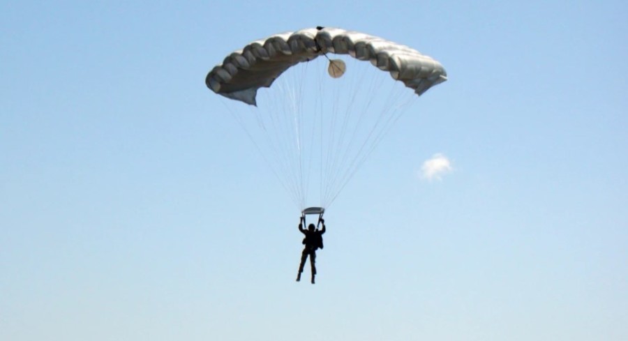 SPECIJALAC VOJSKE SRBIJE NESTAO POSLIJE SKOKA IZ HELIKOPTERA Povrijeđen i podoficir, sve se desilo na redovnoj obuci