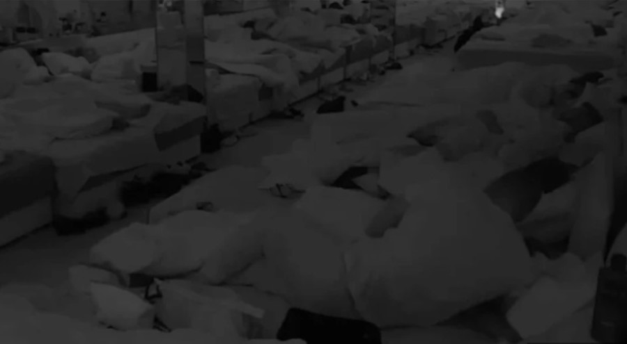 PRVI S*KS U ZADRUZI Poslije žestoke akcije, podigao jorgan i obrisao ponos pred svima! (VIDEO 18+)