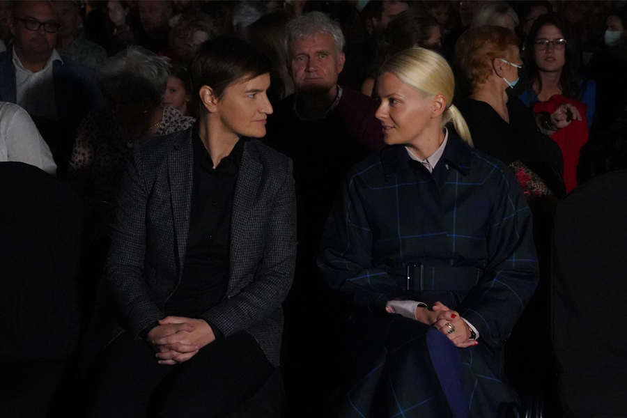 PREMIJERKA SRBIJE BRNABIĆ u pratnji partnerke zasijala na premijeri opere (VIDEO)